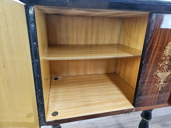 Image 1 of Großes Mid-Century-Sideboard aus Mahagoni und Ahorn mit Buntglas und Griffen aus Messing