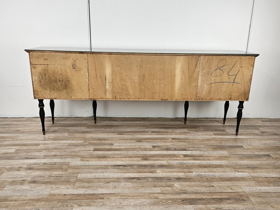 Image 1 of Großes Mid-Century-Sideboard aus Mahagoni und Ahorn mit Buntglas und Griffen aus Messing