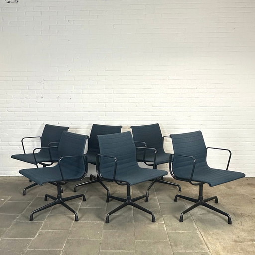 Vitra EA 104 Design Chair - Drehstuhl, dunkelblau und ikonisch (Sonderedition)