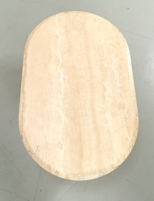 Ovaler Couchtisch aus Travertin