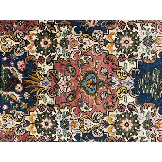 Image 1 of Orientalischer handgeknüpfter Wollteppich mit Vogelmotiv, 1970