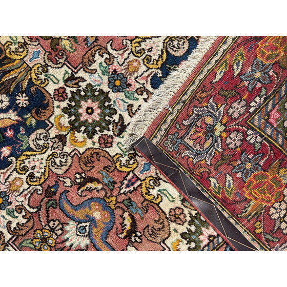 Image 1 of Orientalischer handgeknüpfter Wollteppich mit Vogelmotiv, 1970