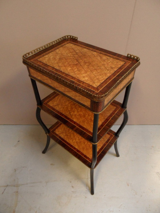 Image 1 of Antiker französischer Beistelltisch mit Intarsien