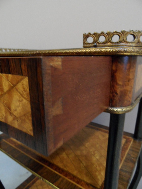 Image 1 of Antiker französischer Beistelltisch mit Intarsien