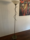 Massive Burgunder-Stehlampe