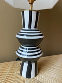 Grafische Schwarz-Weiß-Lampe