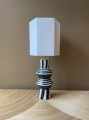 Grafische Schwarz-Weiß-Lampe