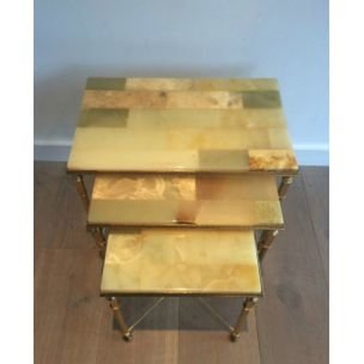 Satz von 3 Vintage-Nesting-Tische mit Onyx Tabletts 1940s