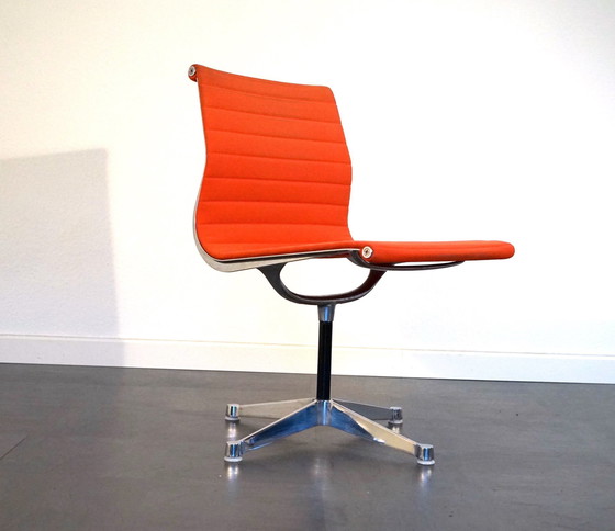 Image 1 of Vintage Ea106 Alu Stuhl Von Ray & Charles Eames Für Herman Miller