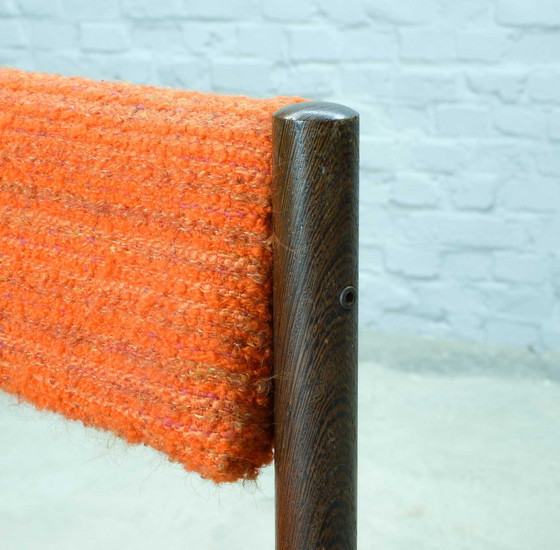 Image 1 of Satz von 4 Wengé-Holzstühlen mit orangefarbenem Bouclé-Stoffbezug. Niederlande, 1960er Jahre. Ref.: CH221