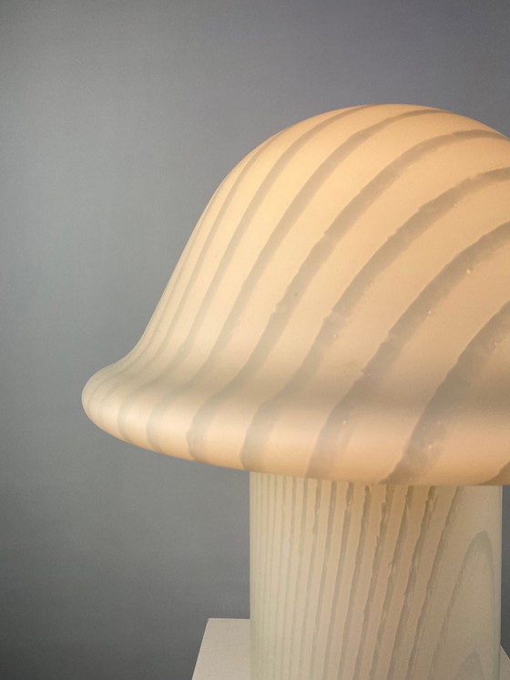 Image 1 of Großer weißer Glaspilz Peill und Putzler Tischlampe Xxl 1970