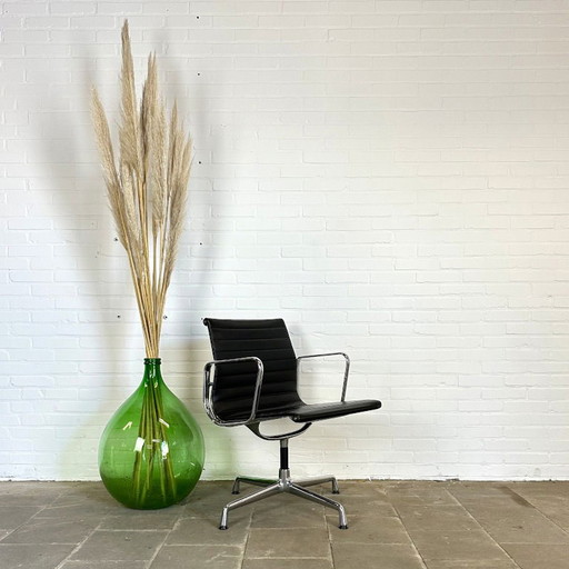 Vitra EA 108 Black Design Stuhl, entworfen von Charles & Ray Eames