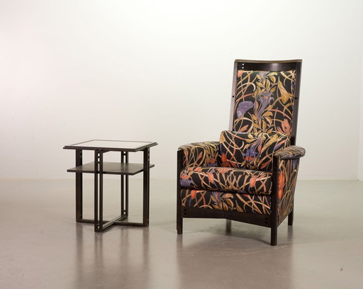 Stilvoller Giorgetti Hochlehner Sessel Modell Peggy von Umberto Asnago mit passendem Beistelltisch. Italien, 1980