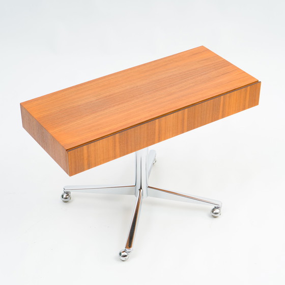 Image 1 of Mid-Century TV Rolltisch in Nussbaum, restauriert