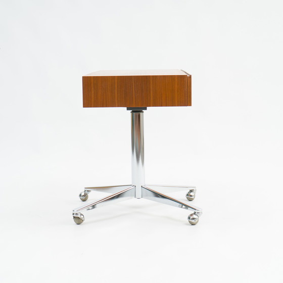 Image 1 of Mid-Century TV Rolltisch in Nussbaum, restauriert