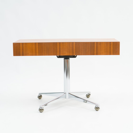 Image 1 of Mid-Century TV Rolltisch in Nussbaum, restauriert