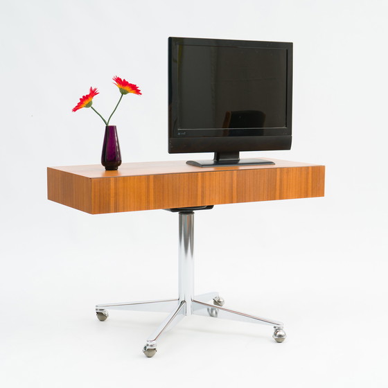 Image 1 of Mid-Century TV Rolltisch in Nussbaum, restauriert