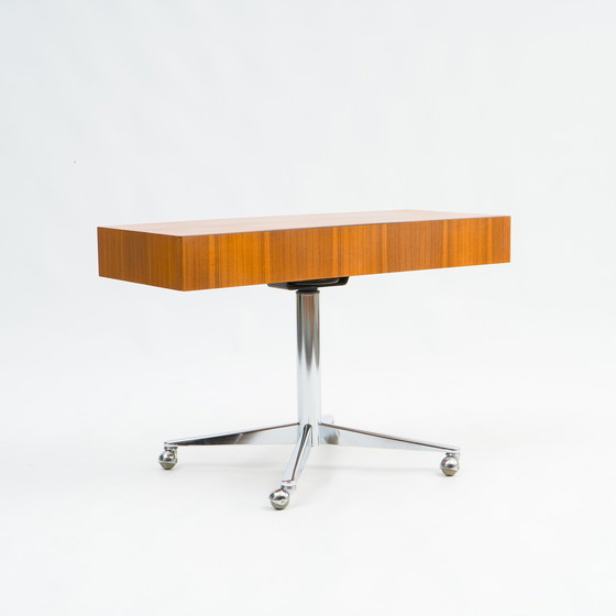 Image 1 of Mid-Century TV Rolltisch in Nussbaum, restauriert