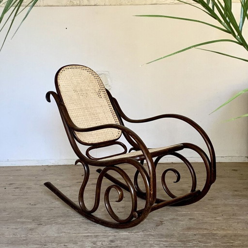 Vintage Thonet Schaukelstuhl aus Schilfrohr
