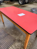 Roter Formica-Tisch