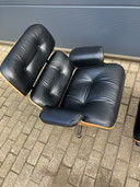 Vitra Eames Lounge Chair + Ottoman von 2007, Nussbaum furniert