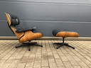 Vitra Eames Lounge Chair + Ottoman von 2007, Nussbaum furniert