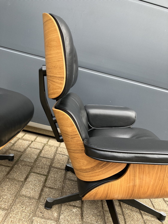 Image 1 of Vitra Eames Lounge Chair + Ottoman von 2007, Nussbaum furniert