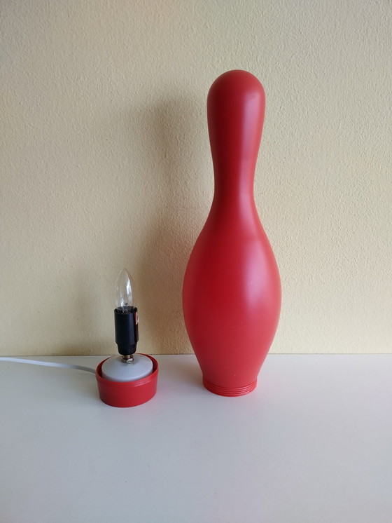 Image 1 of Knock-Off Bowling Pin Lampe - Josh Owen - Bozart - Rot