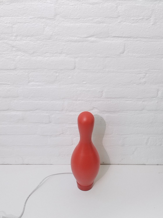 Image 1 of Knock-Off Bowling Pin Lampe - Josh Owen - Bozart - Rot