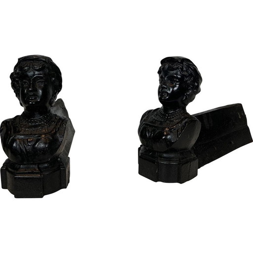 Paar alte gusseiserne Andirons mit der Darstellung einer Frau und der Aufschrift "Italian", Frankreich 1950