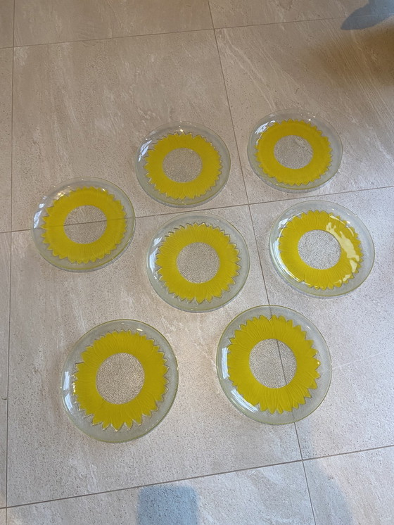 Image 1 of 7X Glasplatten mit gelber Blume aus Pasari in Indonesien hergestellt