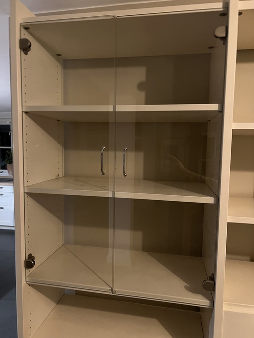 Massiver Mehrzweck-Wandschrank