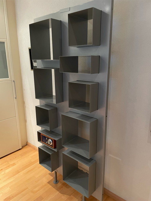 Designschrank aus Stahl