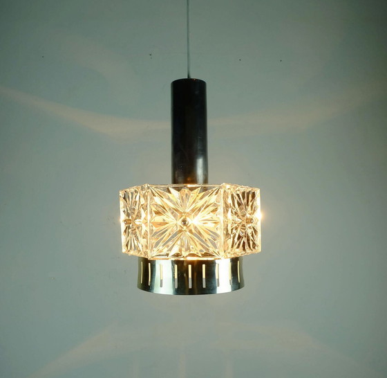 Image 1 of PENDELLEUCHTE Kristallglas und Metall 6 Glasprismen 1960er Jahre 2 verfügbar