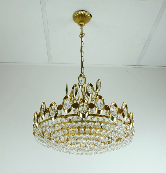 Image 1 of eleganter Pendelleuchter aus der mid century aus Palwa-Kristallglas und vergoldetem Messing