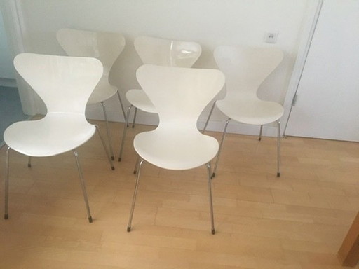 5 Schmetterlingsstühle in Creme von Fritz Hansen aus dem Jahr 1982 Dänisches Design