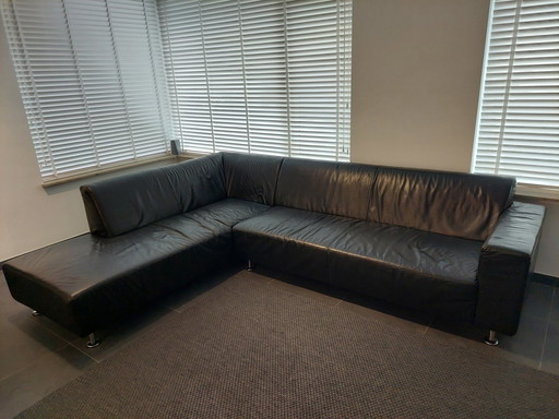 Ecksofa aus schwarzem Leder (6 Personen) mit Beinen aus Edelstahl