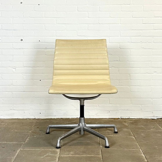 Image 1 of 140 Stück, Herman Miller EA 106 Design-Drehstuhl aus cremefarbenem Leder