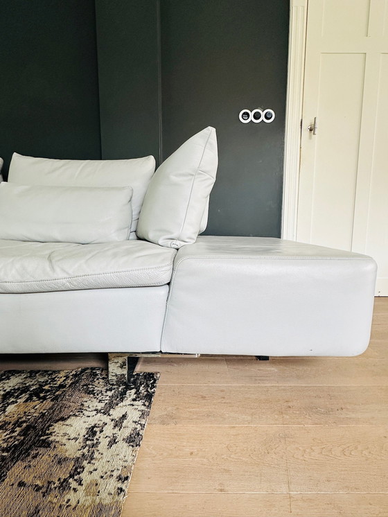 Image 1 of Natuzzi Graues Ledersofa mit Hocker