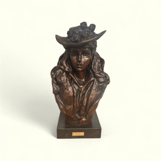 Image 1 of Beeindruckende markierte weibliche Büste mit Marmorsockel