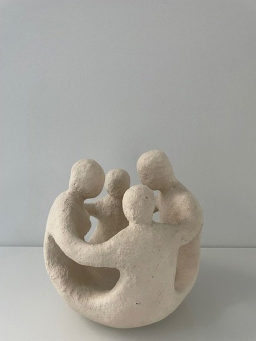 Moderne stilisierte Statue 'Familie' im Kreis