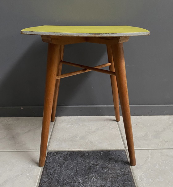 Image 1 of Gelber Formica Quadratischer Beistelltisch 1960S