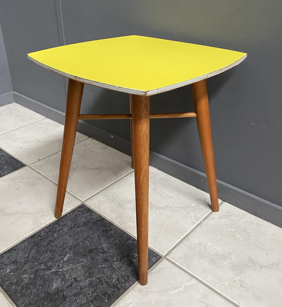 Image 1 of Gelber Formica Quadratischer Beistelltisch 1960S