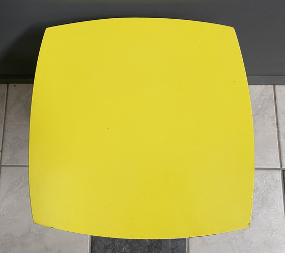 Image 1 of Gelber Formica Quadratischer Beistelltisch 1960S