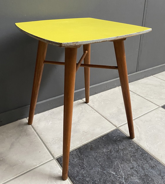 Image 1 of Gelber Formica Quadratischer Beistelltisch 1960S