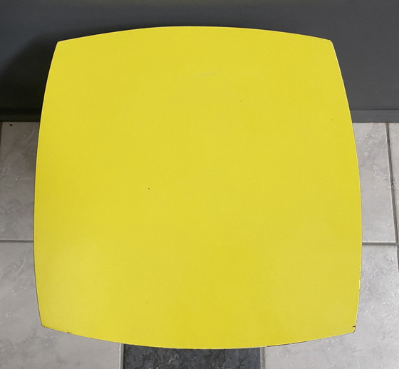 Image 1 of Gelber Formica Quadratischer Beistelltisch 1960S