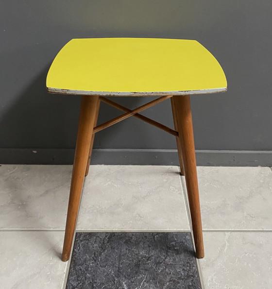 Image 1 of Gelber Formica Quadratischer Beistelltisch 1960S