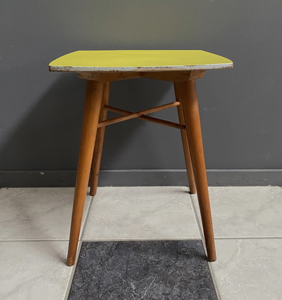 Image 1 of Gelber Formica Quadratischer Beistelltisch 1960S