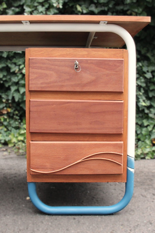 "Mach dir keine nassen Füße" - Klimawandel-Kunstschreibtisch von Studio Opknappers