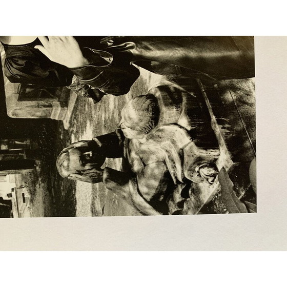 Image 1 of Vintage-Fotogravüre "Père Lachaise, Grabmal von Talma, Paris" von Helmut Newton